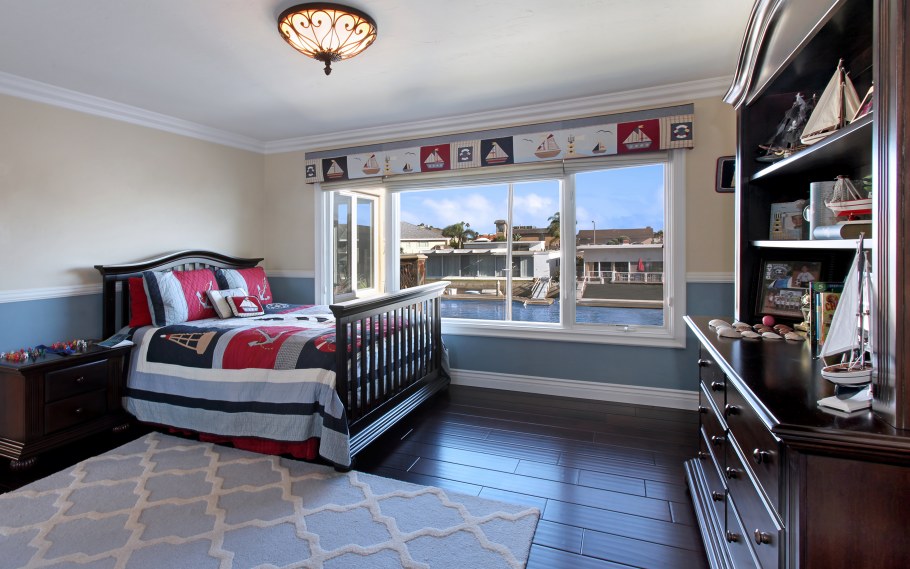 Спальня с большой квараватью