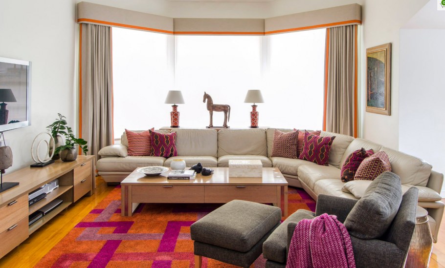 Гостиная с эркером и камином