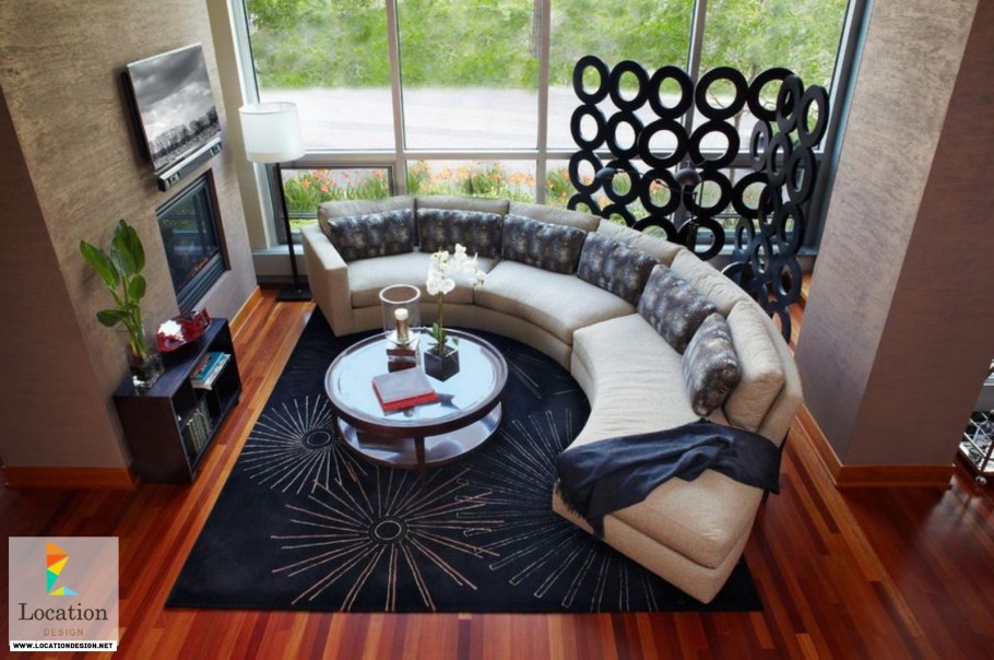 Полукруглая комната с окнами в пол