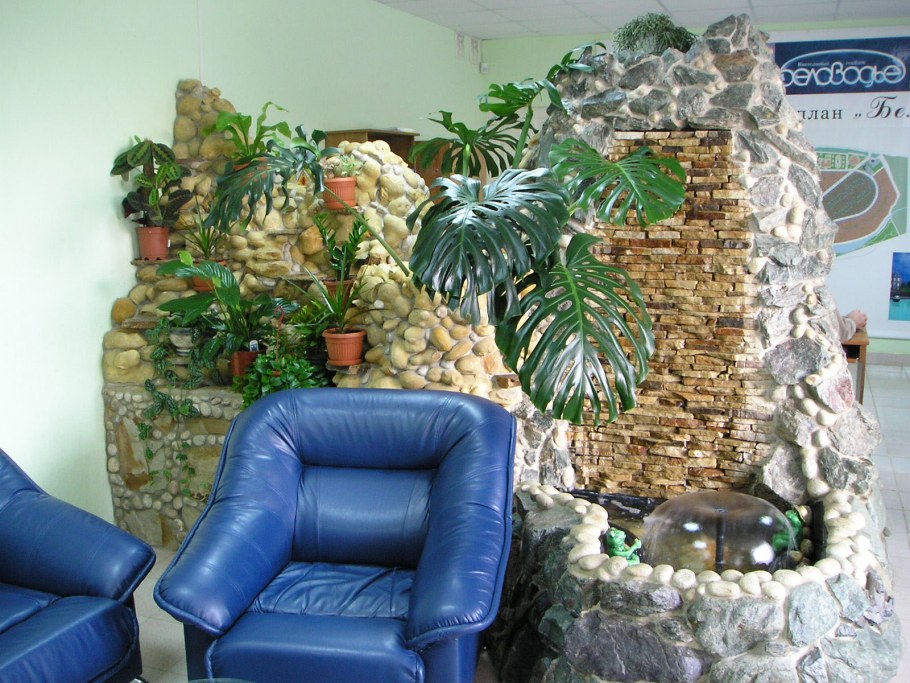 Зеленый уголок с водопадом в офисе