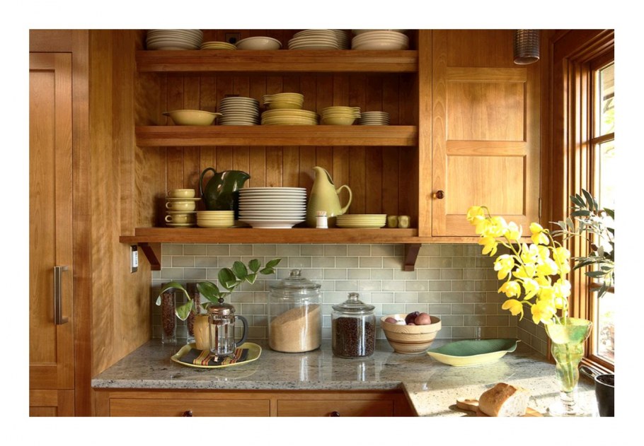 Дачная кухня с открытыми полками