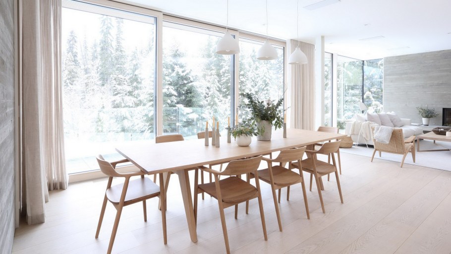 Столовая со стеклянной стеной