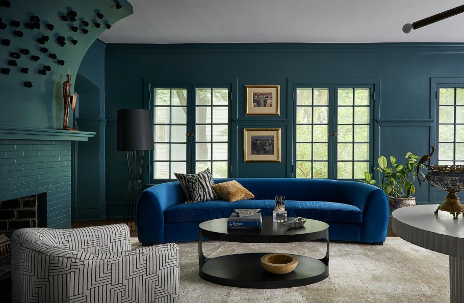 Глубокий синий цвет в интерьере