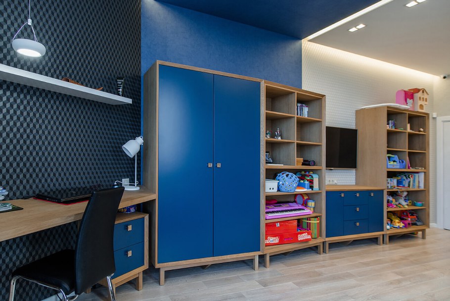 Интерьер детской с синими дверями