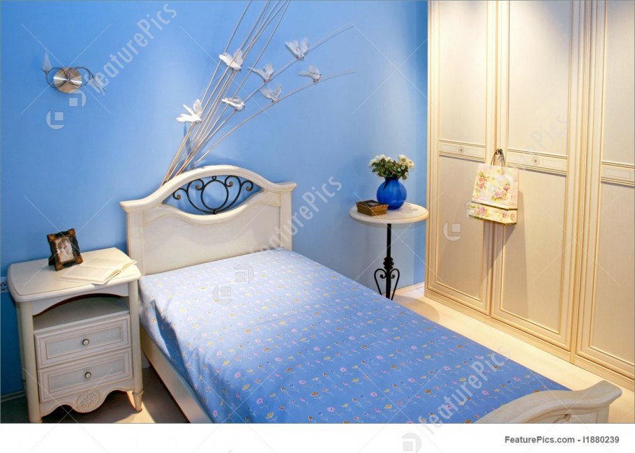 Спальня для девочки в голубых тонах