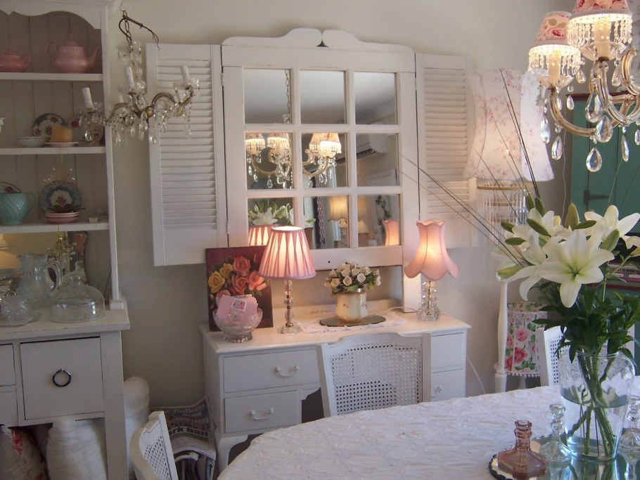 Красное кресло в интерьере