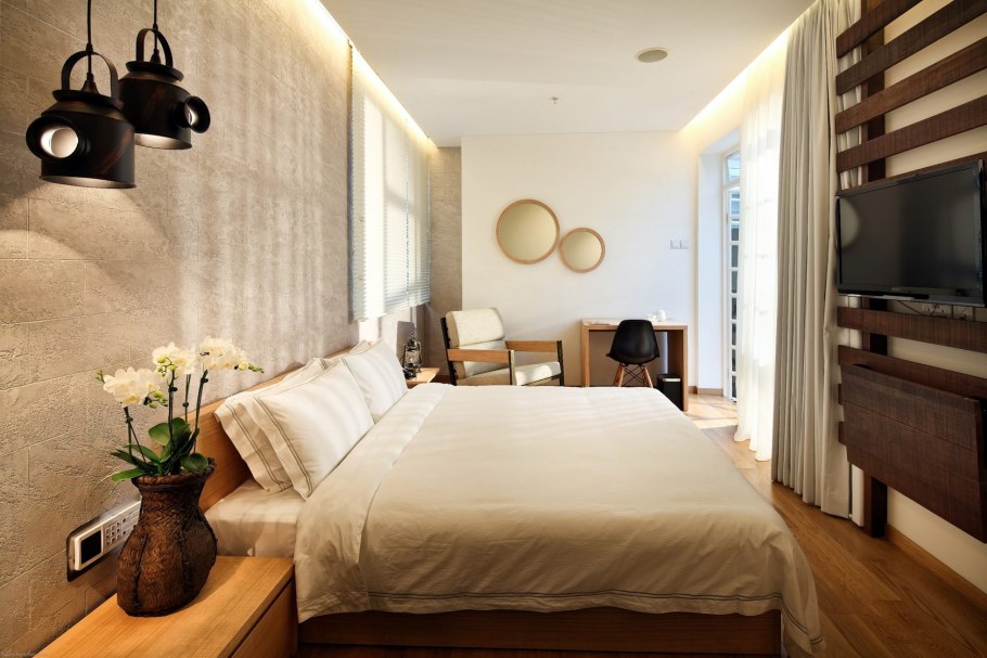 Штукатурка под дерево в спальне