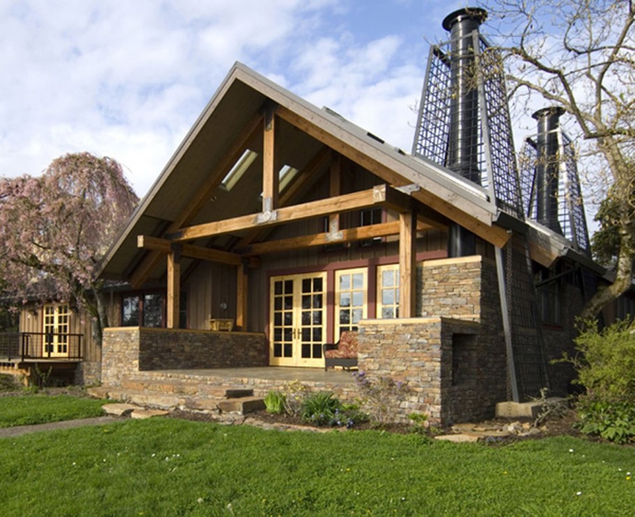 Комбинированный дом из камня и дерева