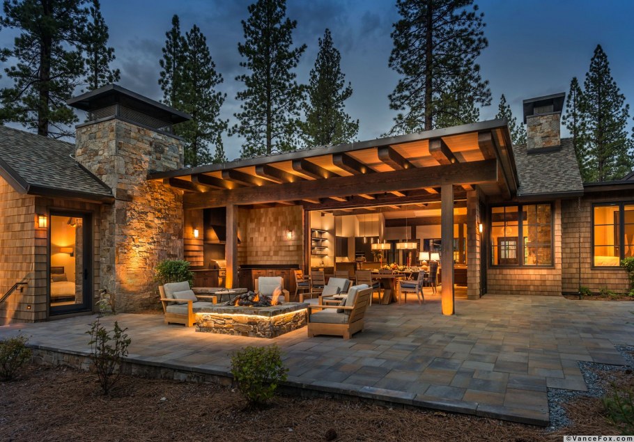 Беседка с мангальной зоной в стиле Шале