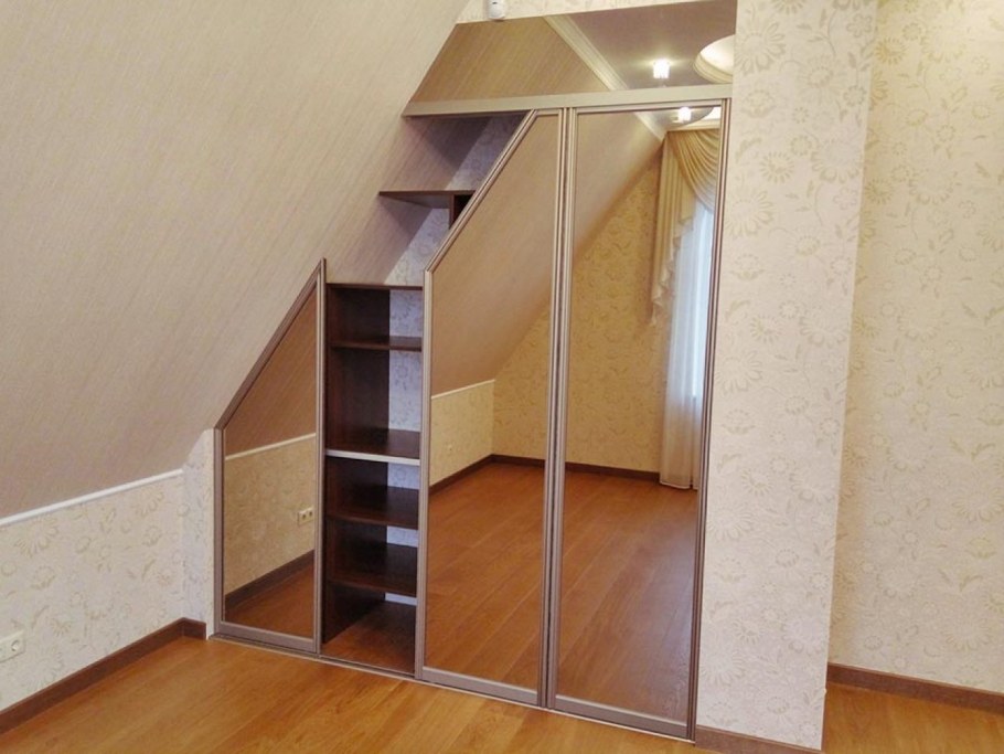 Шкаф купе в мансарде