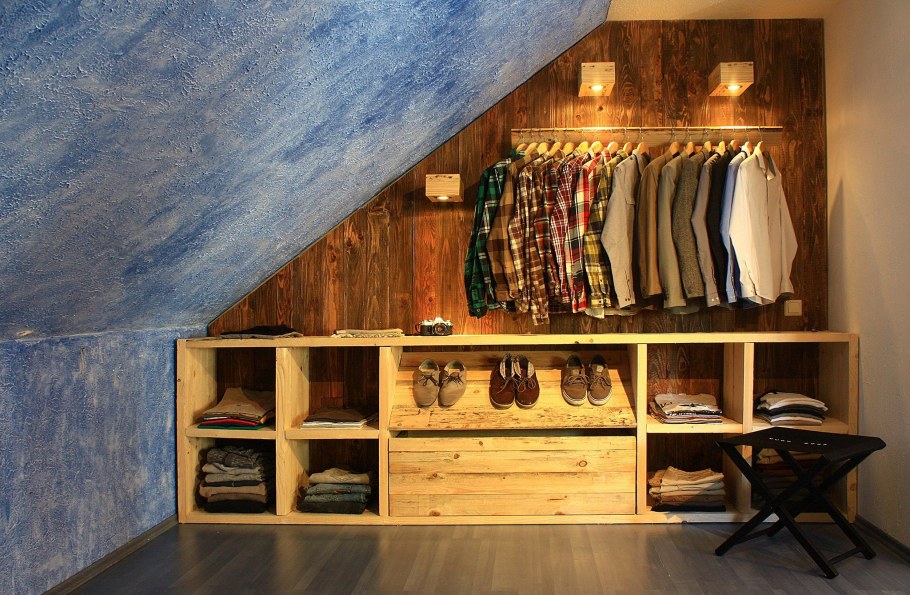 Встроенный шкаф на чердаке