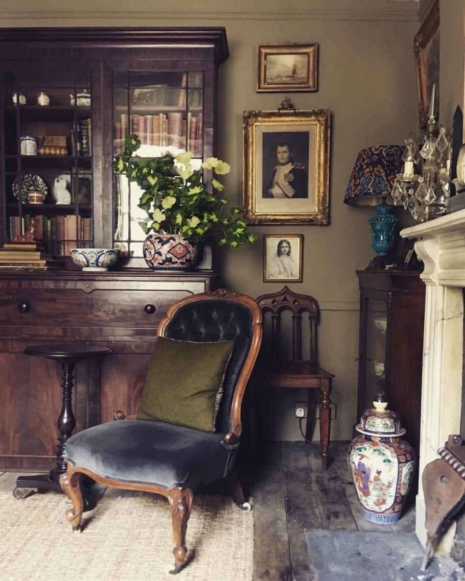 Обстановка старинной мебели