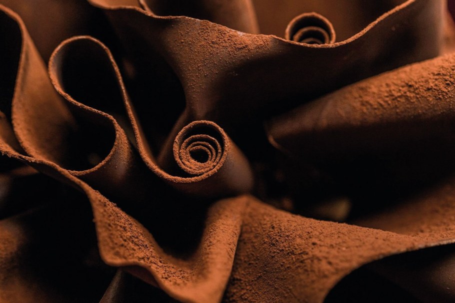 Коричневые стены в интерьере