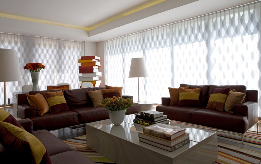 Гостиная с вертикальными длинными жалюзи