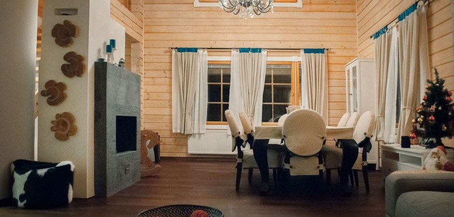 Цвет гостиной в деревянном доме