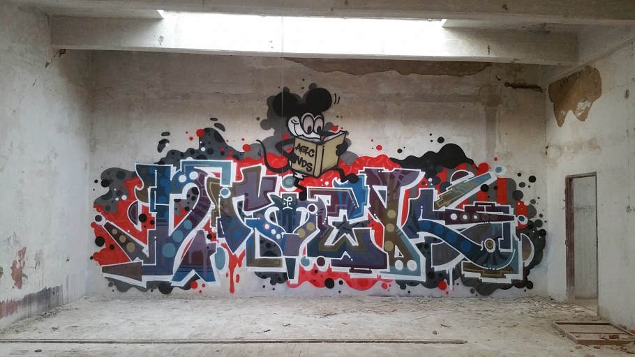 Граффити на белой стене