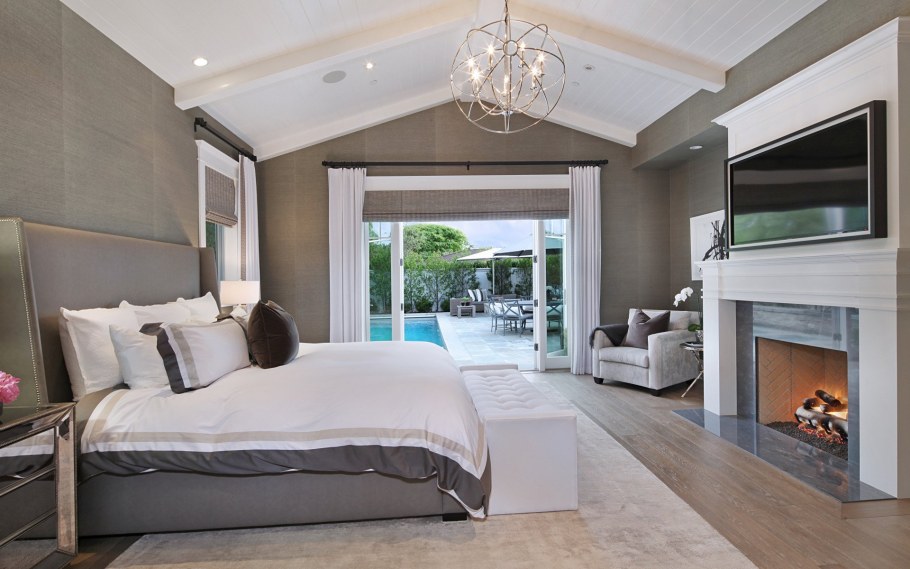 Большая спальня с камином