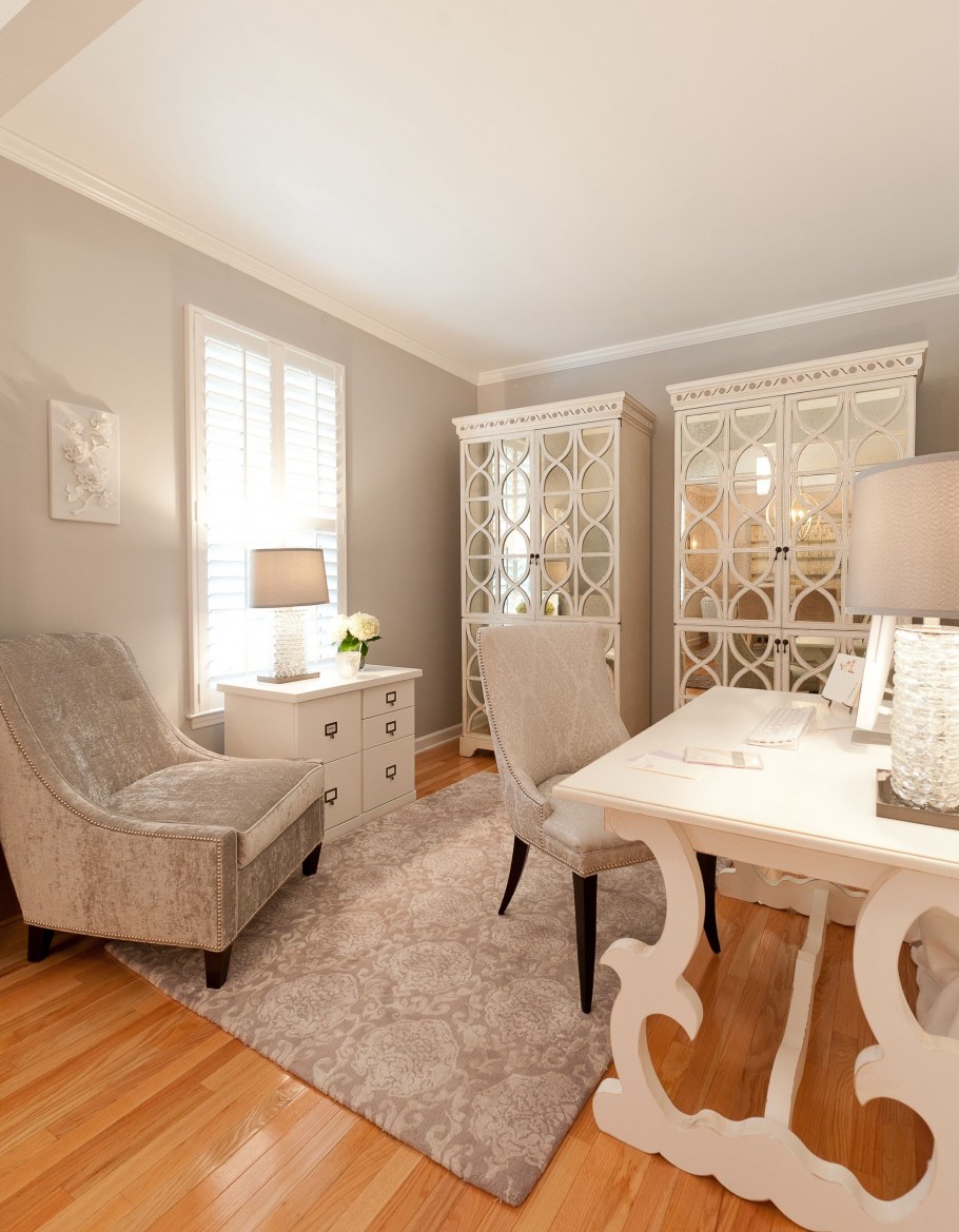 Кабинет в светлых тонах