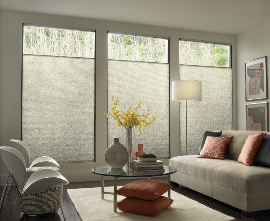 Диван около окна и шторы