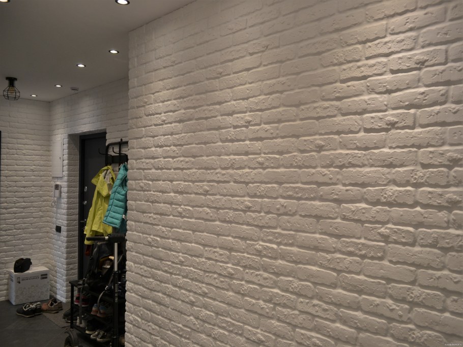 Гипсовая плитка под кирпич в коридоре