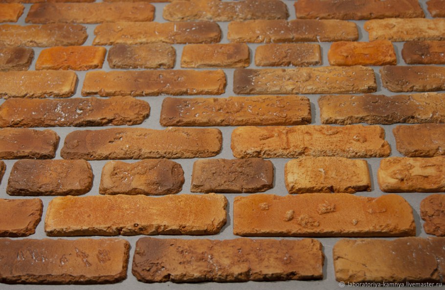 Декоративный кирпич в прихожей