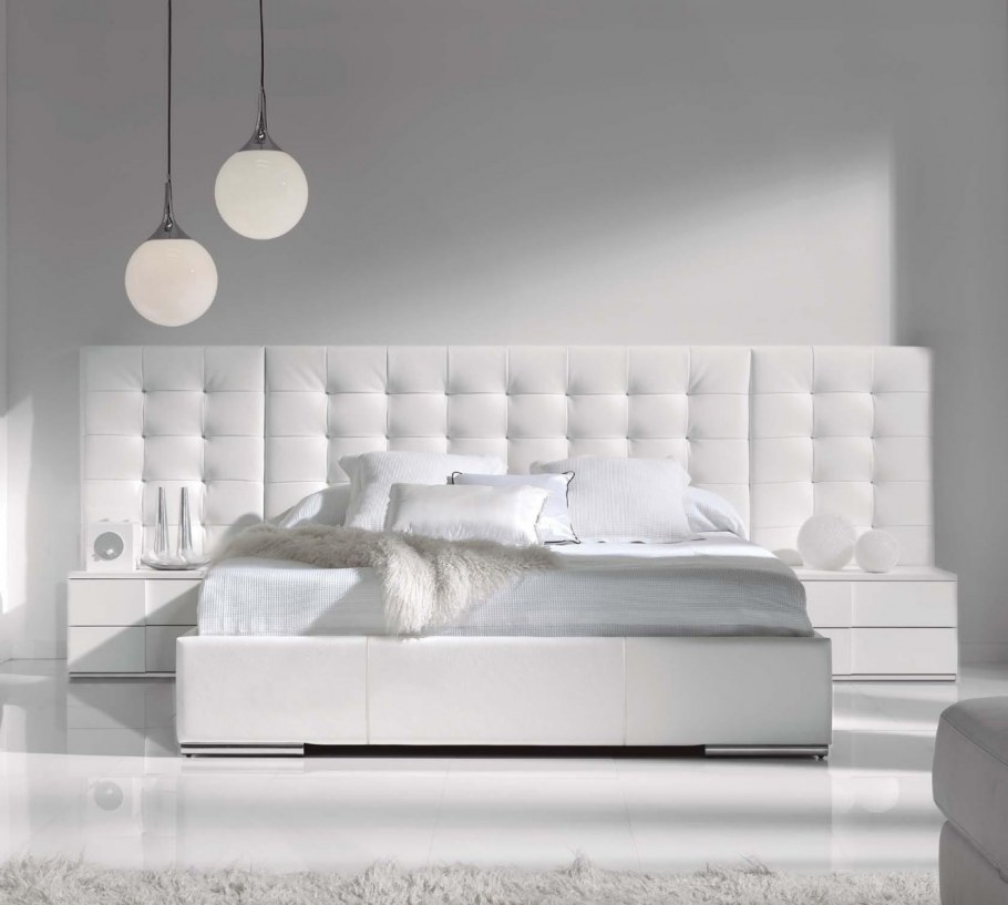 Белая кровать с белой мягкой обшивкой