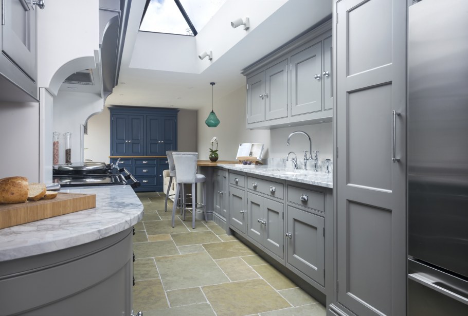 Белый мраморный пол и серая кухня