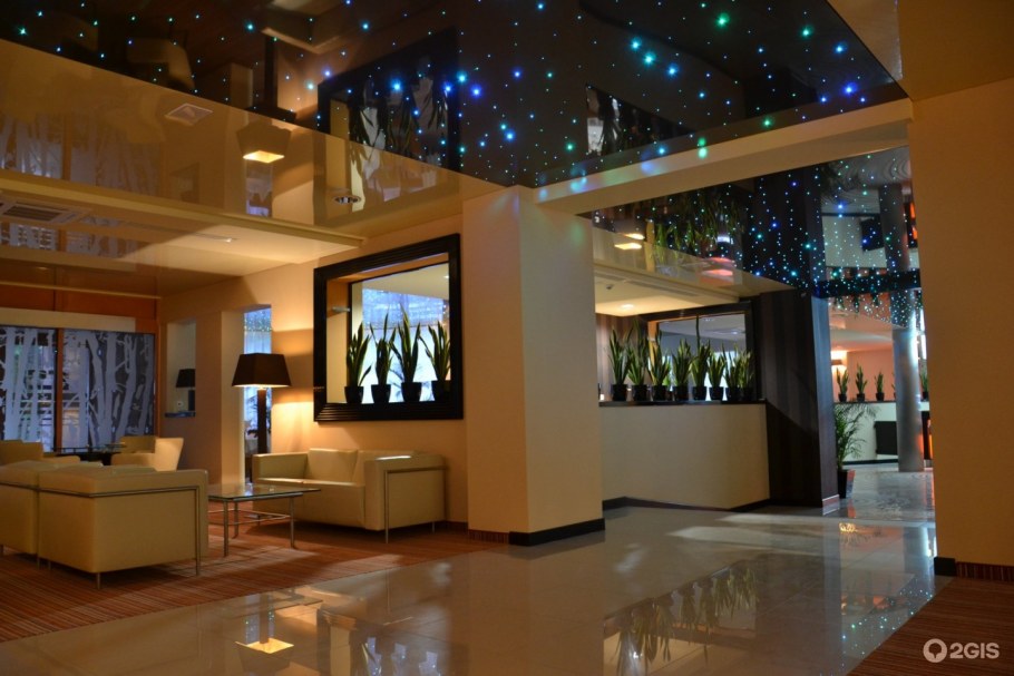 Необычный натяжной потолок в гостиной