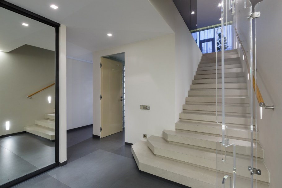 Холл с лестницей Минимализм