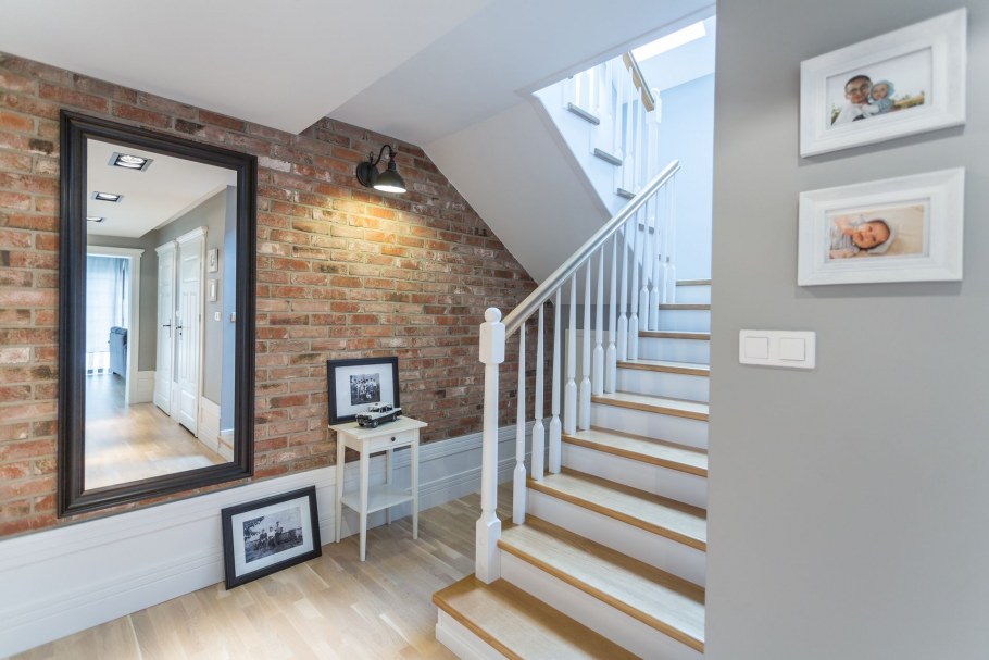 Интерьер холла с лестницей