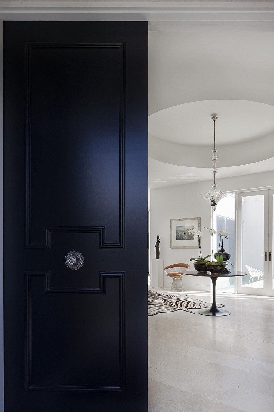 Черные межкомнатные двери в интерьере