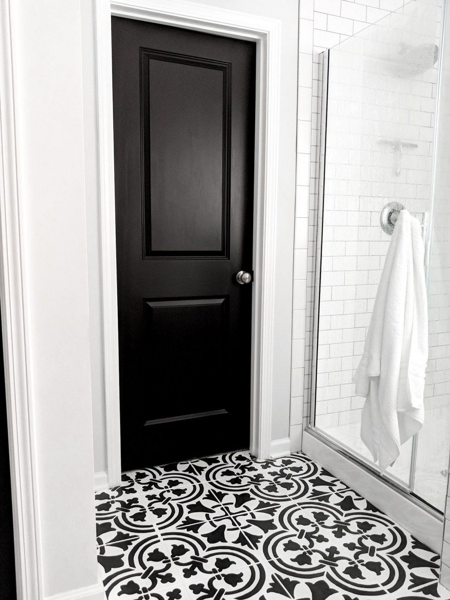 Двери белые с черным