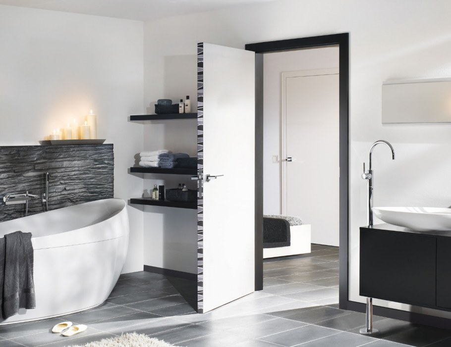 Черные ручки на белой двери