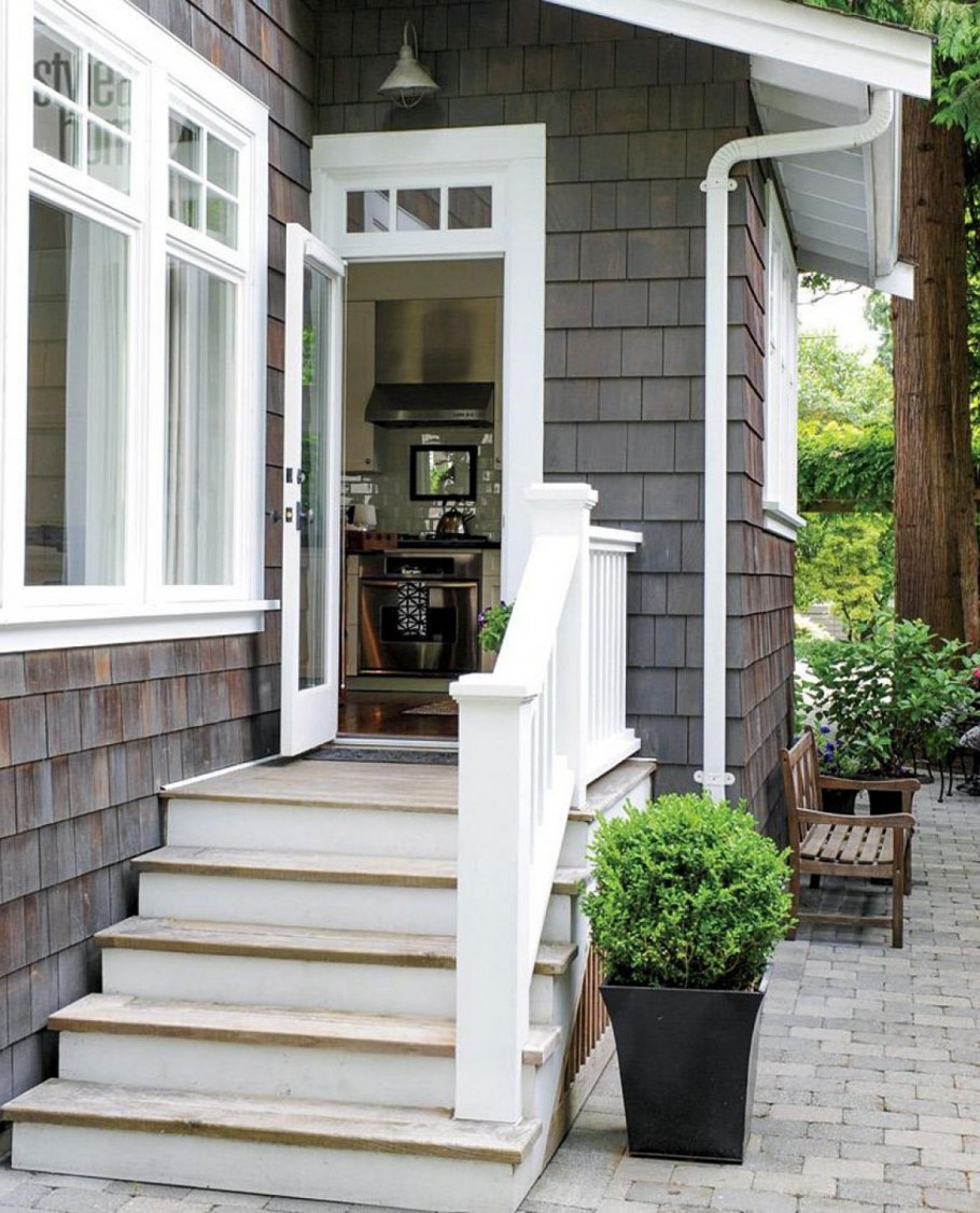 Крыльцо в частном доме