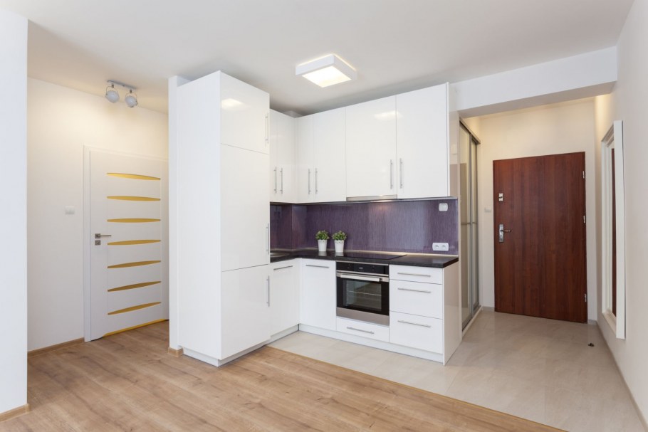 Перегородка между кухней и прихожей