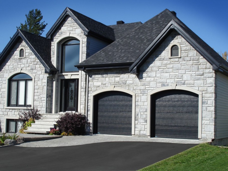 Фасад из серого кирпича