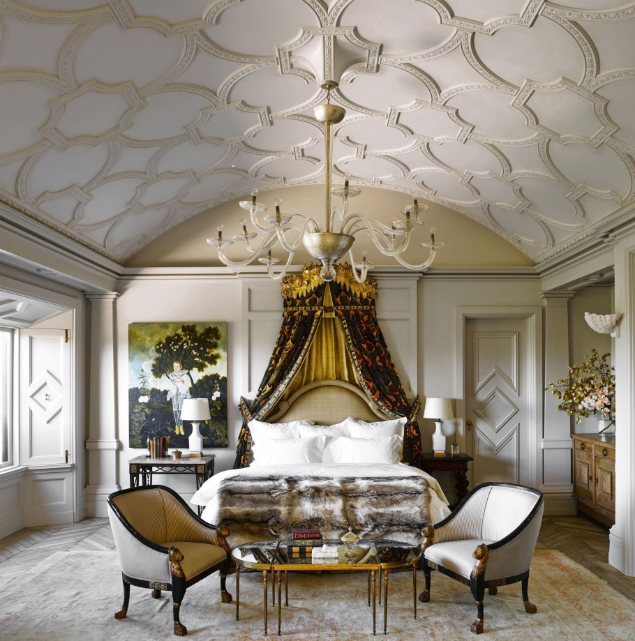 Дерево в интерьере ресторана