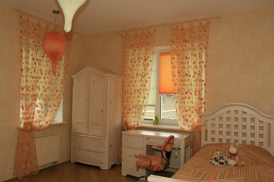 Оранжевые шторы в детской