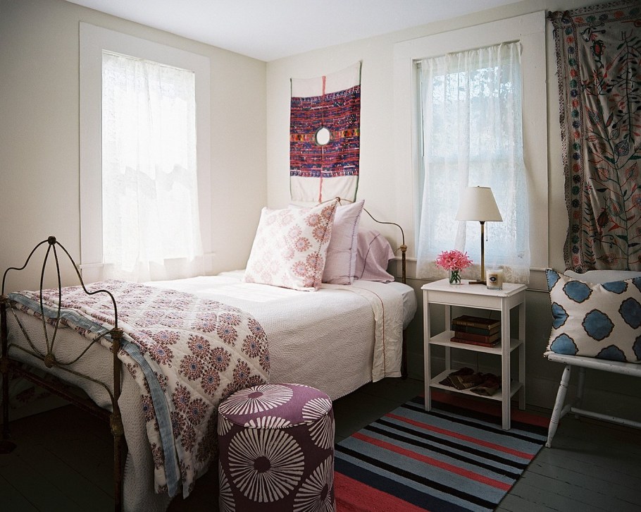 Небольшая спальня с двумя окнами