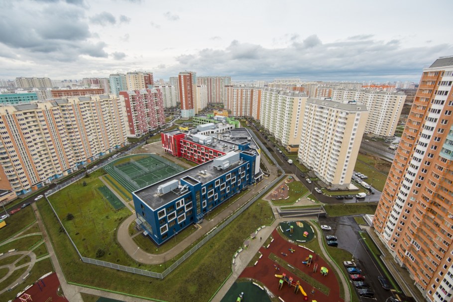 Диван в интерьере студии