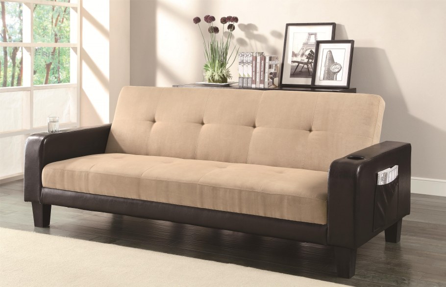 Диван с подлокотниками в интерьере