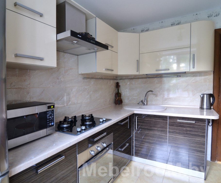 Кухня угловая до потолка в бежевых тонах