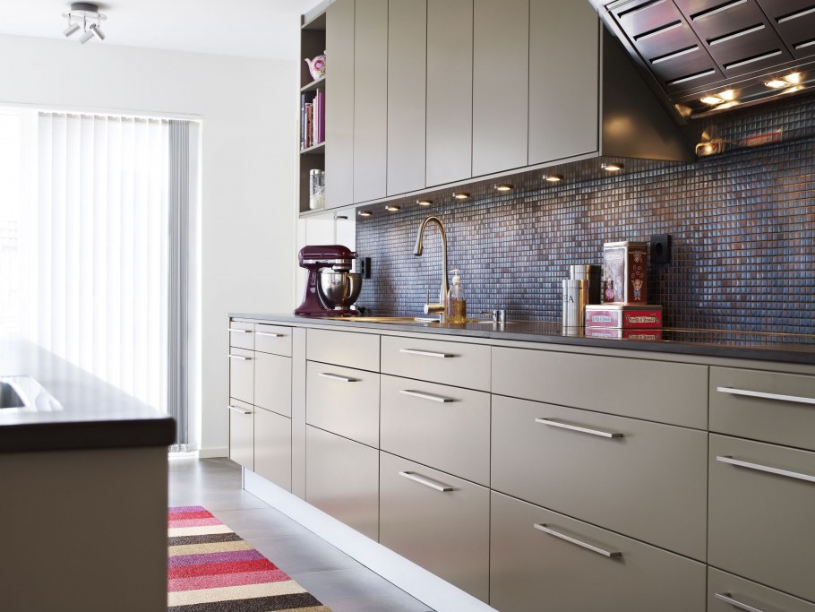 Полоска в интерьере кухни