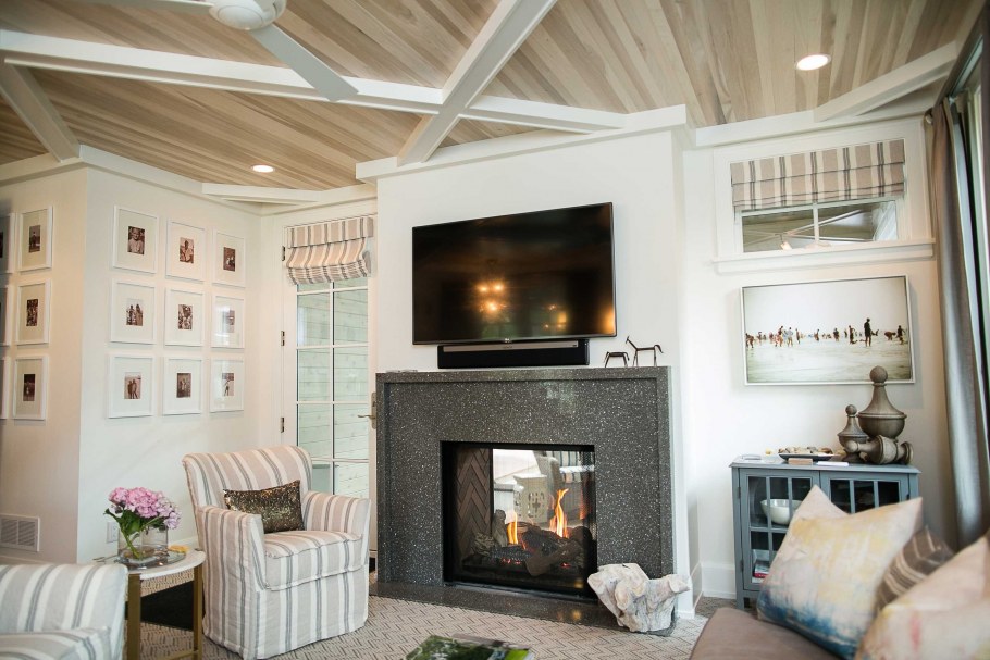 Интерьер гостиной в частном деревянном доме с камином