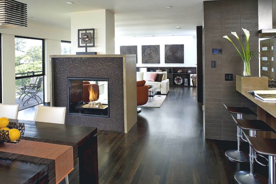 Гостиная с камином в загородном доме