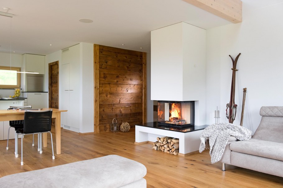 Деревянный камин в интерьере