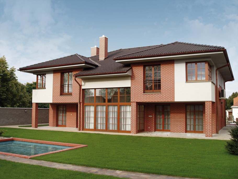 Дом из кирпича и штукатурки