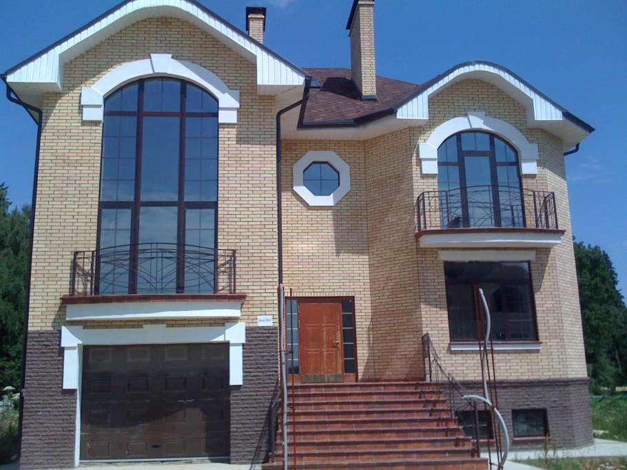 Коттедж из светлого кирпича