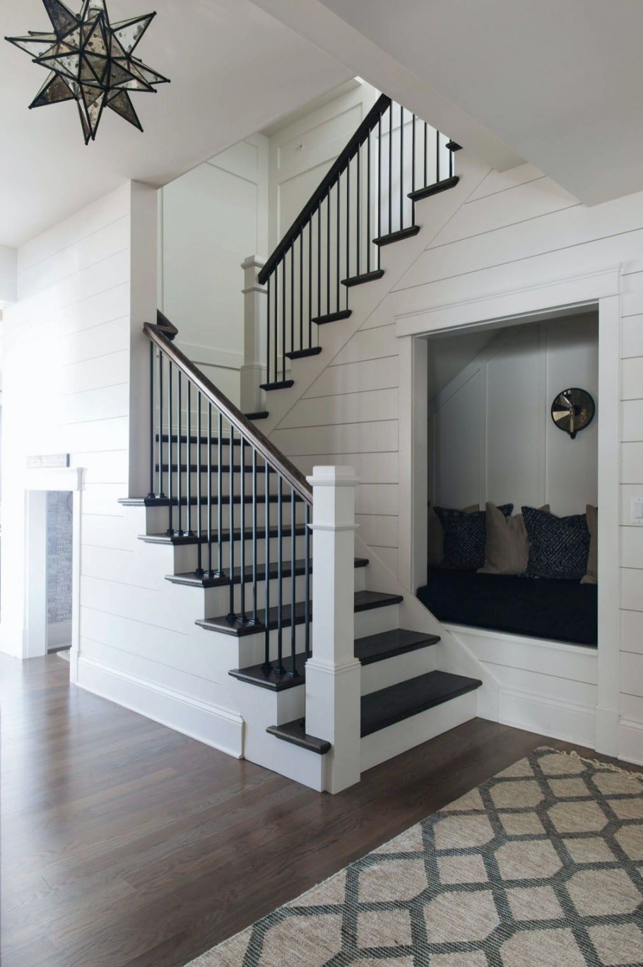 Темная лестница в интерьере