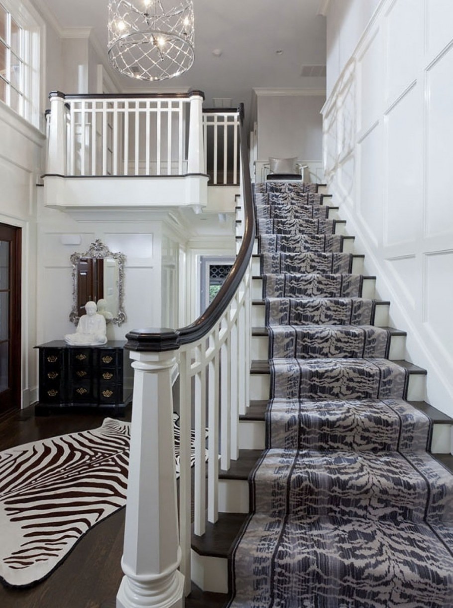 Мраморная лестница в доме